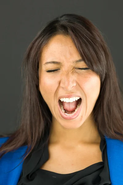 Close up de uma jovem empresária gritando de emoção — Fotografia de Stock