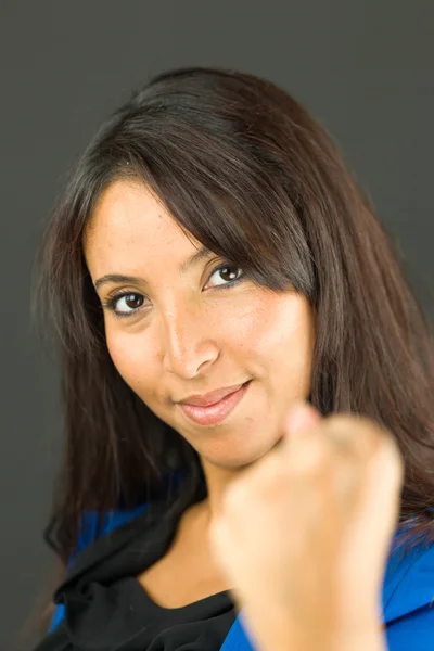 Retrato de uma jovem empresária mostrando punho e celebrando seu sucesso — Fotografia de Stock