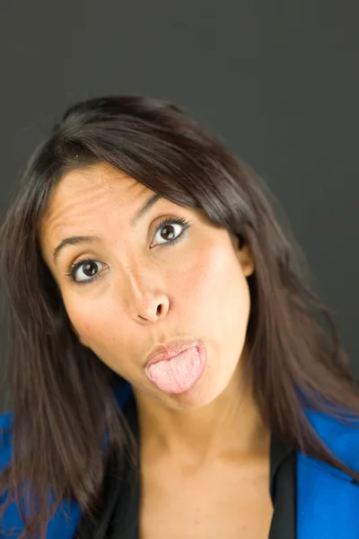 Portret van een jonge zakenvrouw haar tong uitsteekt — Stockfoto
