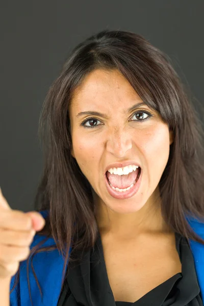 Boos jonge zakenvrouw scolding iemand — Stockfoto