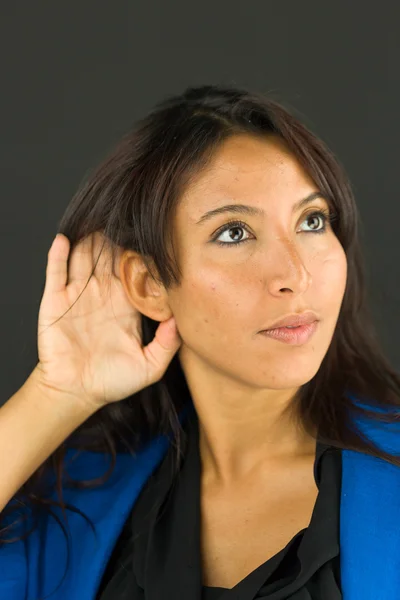 Primer plano de una joven empresaria de la mano a la oreja escuchando atentamente —  Fotos de Stock