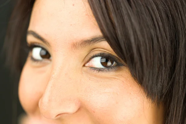 Extremo close-up de uma jovem mulher sorrindo — Fotografia de Stock