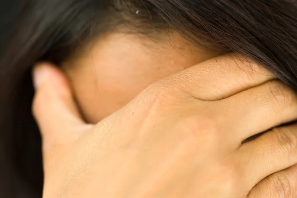 Close-up extremo de uma jovem que sofre de dor de cabeça — Fotografia de Stock
