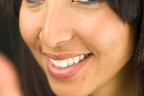 Extrémní detail mladé ženy s úsměvem — Stock fotografie