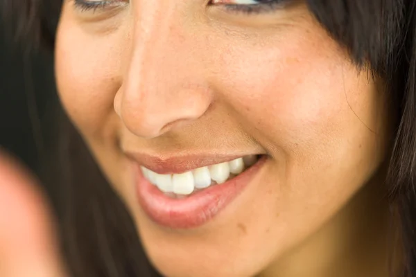 Primo piano estremo di una giovane donna sorridente — Foto Stock