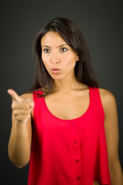 Öfkeli ve irratated genç kadın birine azar