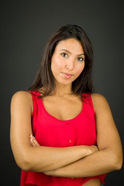 Kollarını ile kendine güvenen genç bir kadın portresi geçti