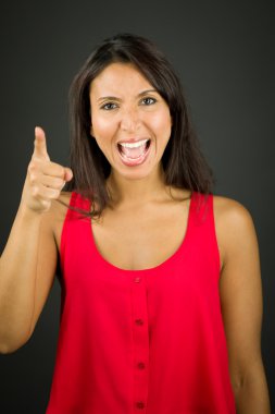 Öfkeli ve irratated genç kadın birine azar