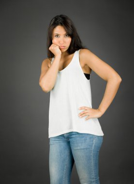 Elleri yanağına duran genç kadın