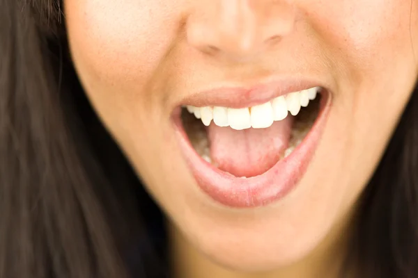 Extremo close-up de uma jovem mulher rindo — Fotografia de Stock