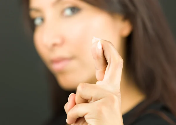 Extreme Nahaufnahme einer jungen Frau, die die Daumen drückt — Stockfoto