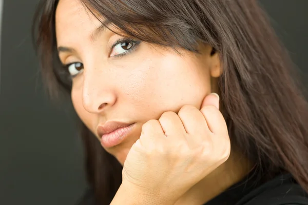 Extreme close-up van een jonge vrouw met haar handen op Wang en kijken sad — Stockfoto