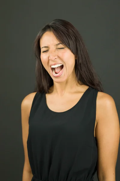 Απογοητευμένοι νεαρή γυναίκα φωνάζει με ανοιχτό το στόμα — Φωτογραφία Αρχείου