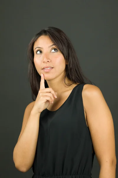 Leende ung kvinna dag drömmer med finger på hakan — Stockfoto