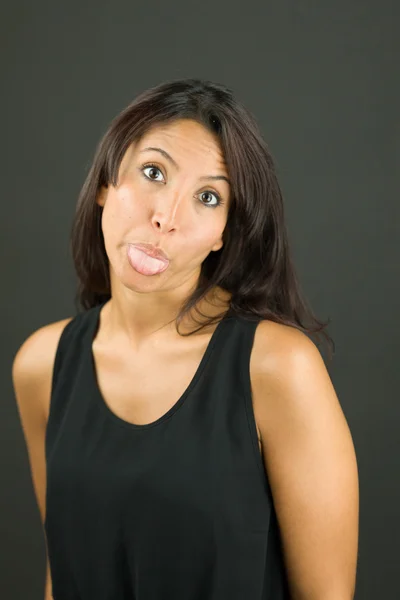 Portret młodej kobiety wystaje jej język — Zdjęcie stockowe