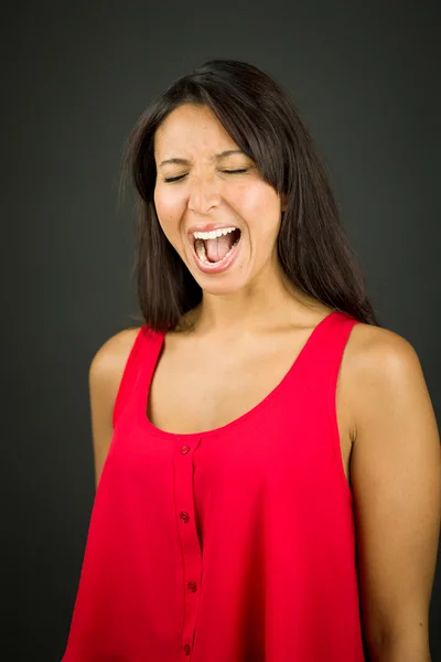 Jovem mulher gritando de emoção — Fotografia de Stock