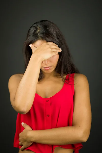 Sconvolto giovane donna con la testa in mano — Foto Stock