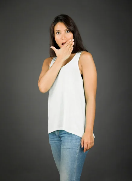 Portrait d'une jeune femme à l'air choquée avec ses mains sur la bouche — Photo