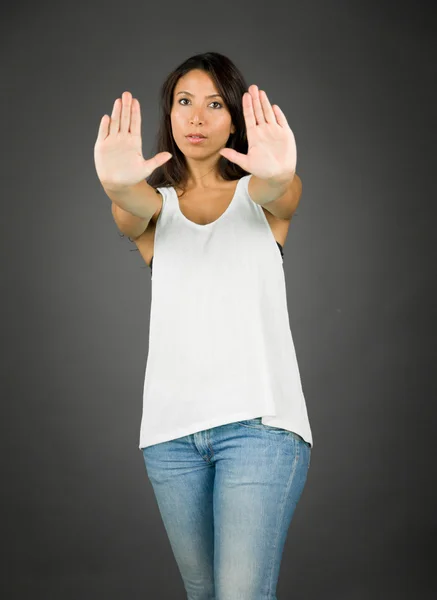 Jovem mulher de pé com fazer sinal de gesto de parada de ambas as mãos — Fotografia de Stock