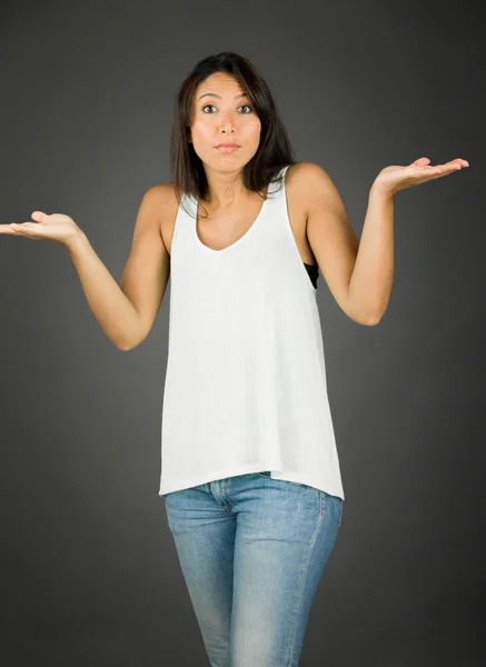 El hareketi dışarı clueless genç kadın silah ne yapacağımı bilmiyorum ne ne kadar önemseyen sorunum