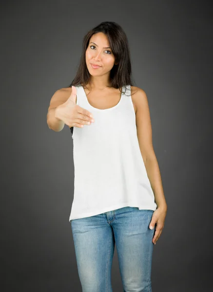 Mujer joven de pie y ofreciendo la mano para el apretón de manos — Foto de Stock