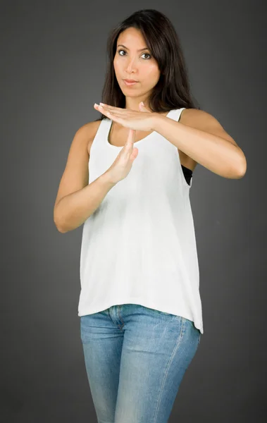 Mladá žena dělat časový limit signál s rukama — Stock fotografie