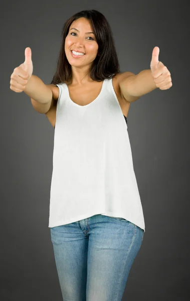 Молодая женщина улыбается, показывая большой палец вверх знак с обеих рук — стоковое фото