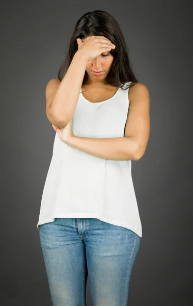 Junge Frau mit dem Kopf in den Händen aufgebracht — Stockfoto