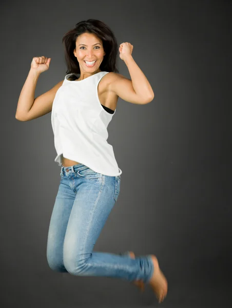 Jeune femme excitée et joyeuse sautant dans l'air et souriant — Photo