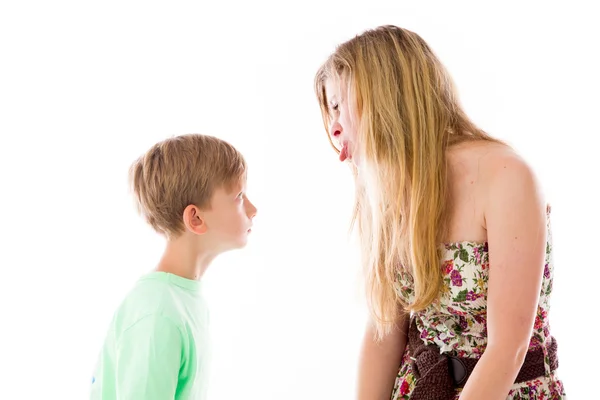 Bruder und Schwester isoliert auf weißem Hintergrund — Stockfoto