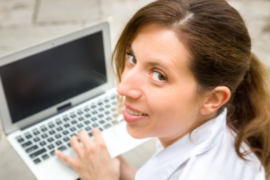 Onun bilgisayar kullanan kadın