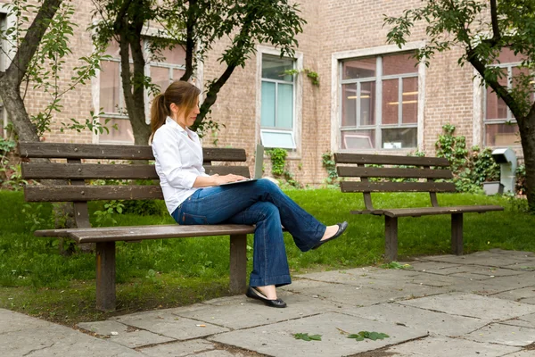 Vrouw met behulp van haar computer — Stockfoto