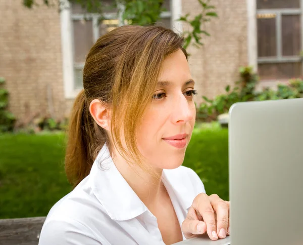 Vrouw met behulp van haar computer — Stockfoto