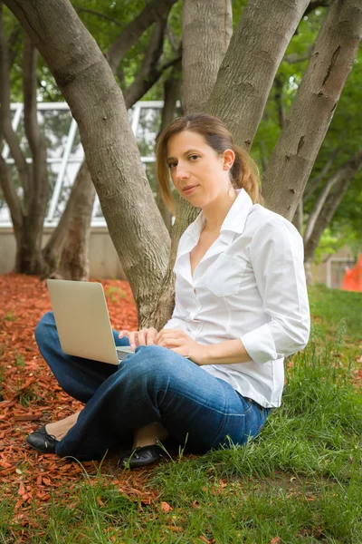 Vrouw met behulp van haar laptop — Stockfoto