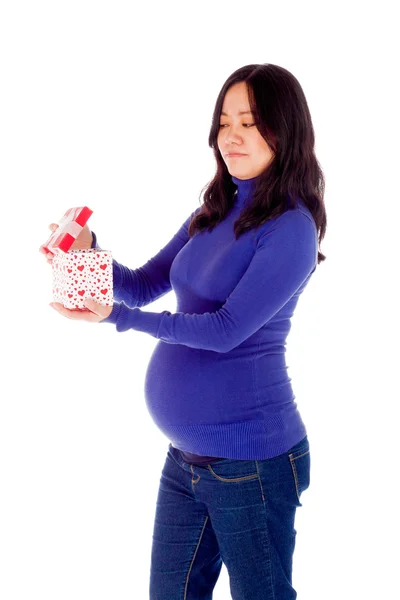 Těhotná žena s dárkem — Stock fotografie