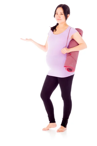 Mujer embarazada que presenta espacio de copia —  Fotos de Stock