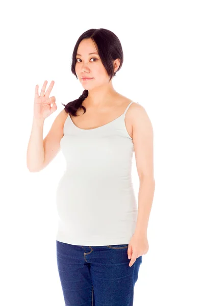 Gravid kvinna gestikulerande ok tecken — Stockfoto