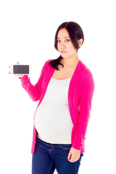 Zwangere vrouw toont mobiele telefoon — Stockfoto