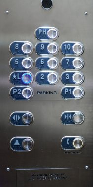 Asansör paneli üzerindeki braille işaretleri ile numaralandırılmış düğmelerinin tam kare