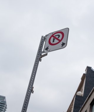 hiçbir Park işareti panosunun düşük açılı görünüş