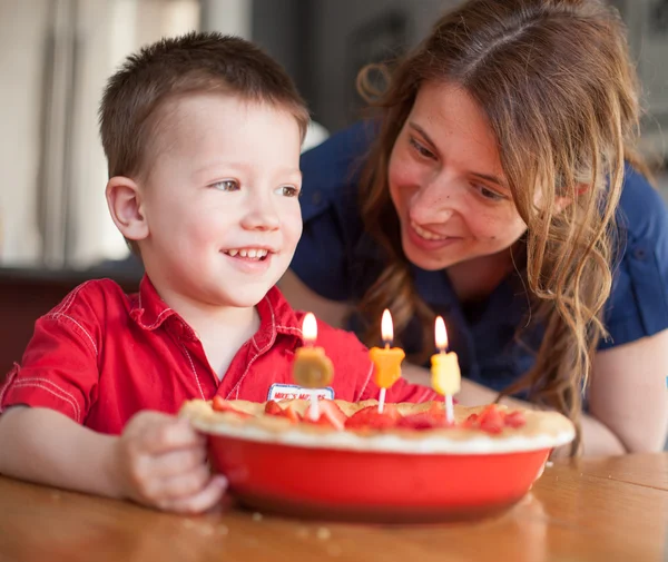Αγόρι γιορτάζει τα γενέθλιά του με τη μητέρα του — Φωτογραφία Αρχείου