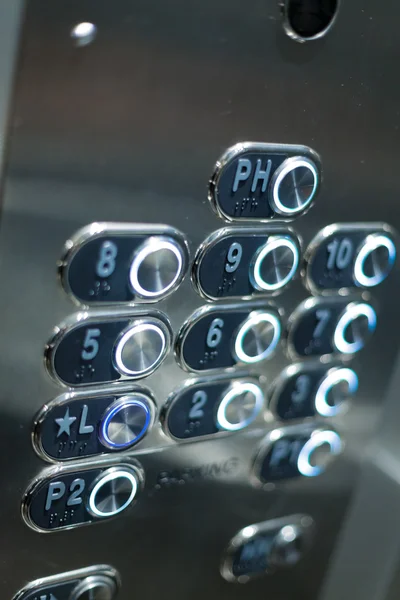 Номера кнопок на панели лифта — стоковое фото