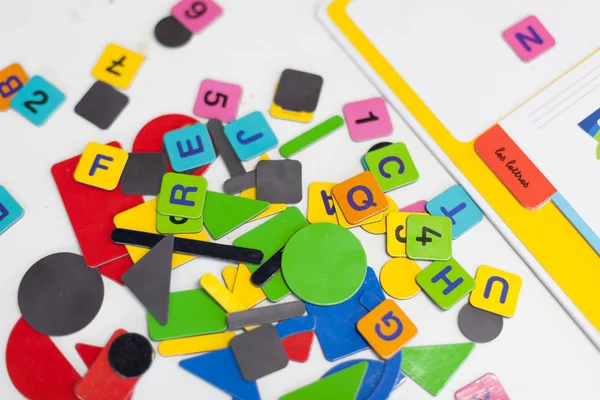 Primo piano di pezzi di puzzle di alfabeto multicolore — Foto Stock