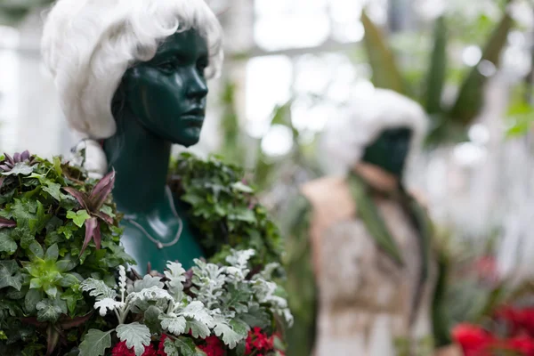 Statua noszenie ubrania wykonane z liści wyświetlane w Allan Gardens, Toronto, Ontario, Kanada — Zdjęcie stockowe