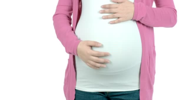 Беременная женщина потирает живот — стоковое видео