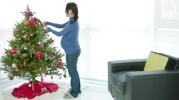 Hamile kadın Noel için hazır — Stok video