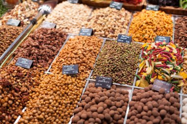 Kuru Meyve pazarı, La Boqueria Market, Barcelona, Katalonya, İspanya satışa görüntüsünü