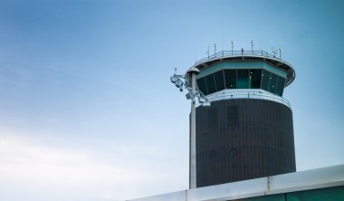 Hava trafik kontrol kulesi açık gökyüzü karşı düşük açılı görünümü
