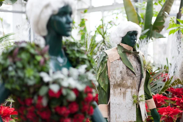 Statyer som bär kläder gjorda av färgglada julblommor visas på Allan Gardens, Toronto, Ontario, Kanada — Stockfoto