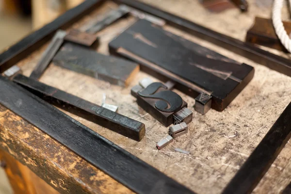 Close-up van metalen boekdruk brieven in drukmachine — Stockfoto